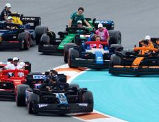 开云体育下载-法拉利轻取梅赛德斯，皮亚斯特里高光表现的简单介绍