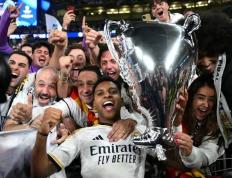 开云体育下载-球迷谈论热议，球员转会传闻不断