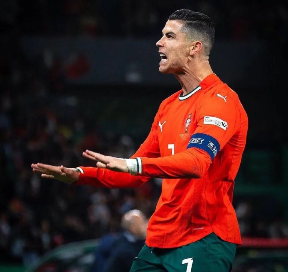 开云体育平台APP-欧国联决赛争夺激烈，谁能笑到最后胜利呢