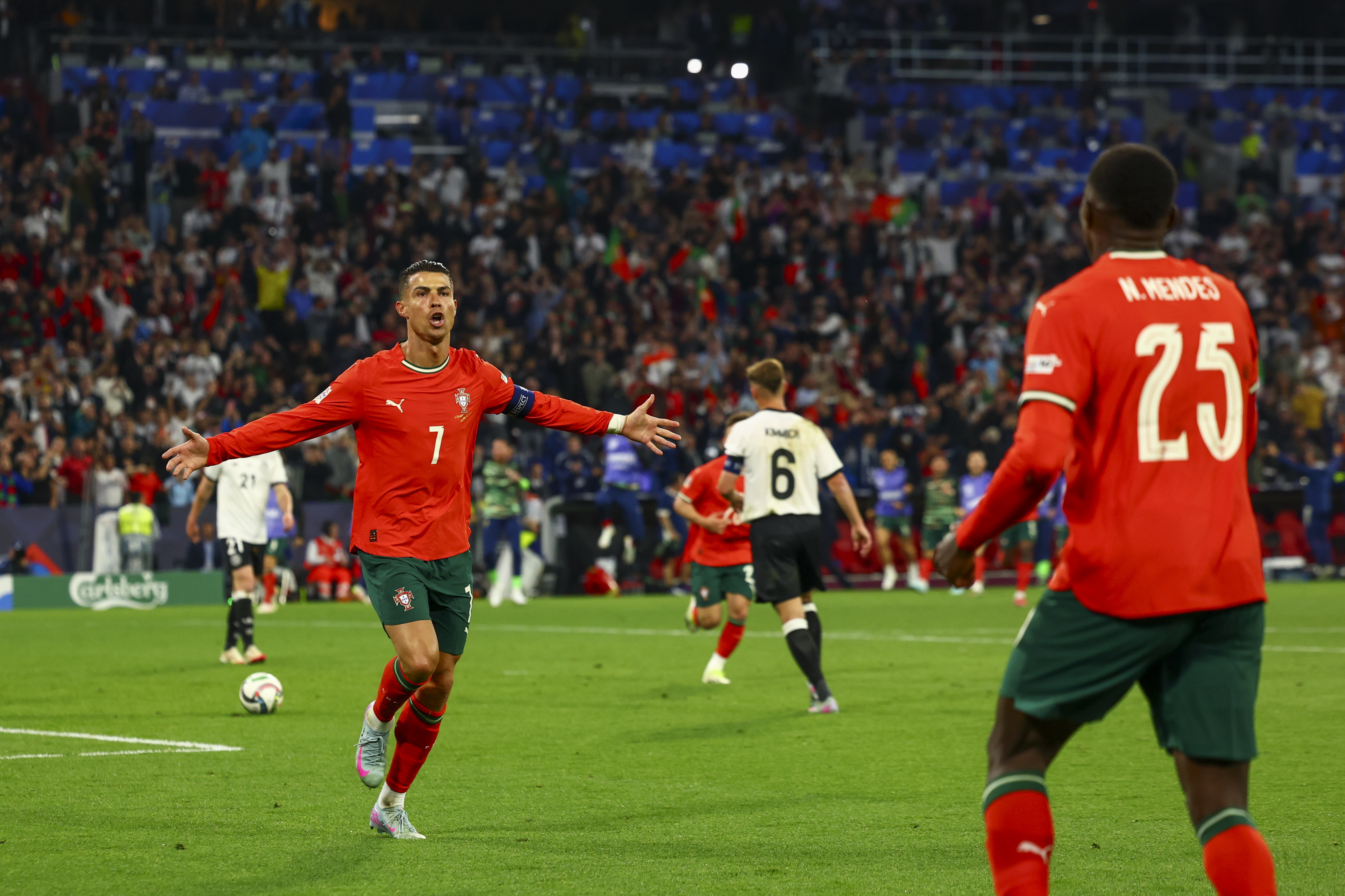 开云下载-欧国联球队备战关键比赛全力以赴