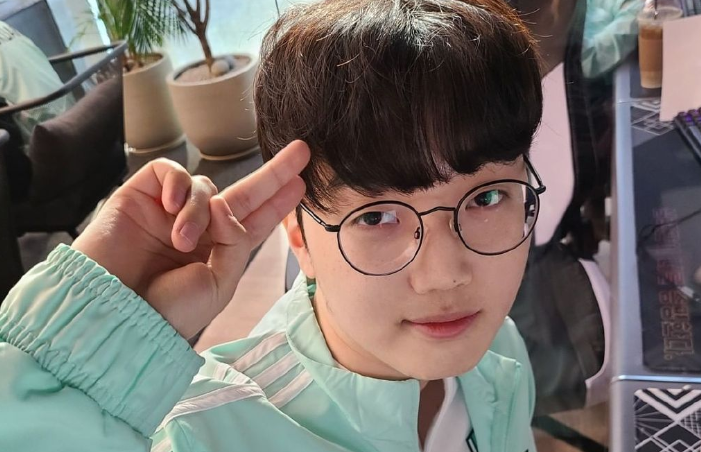 开云APP-FLY险胜SHR，ShowMaker团战一打五焦点之战淘汰赛，让粉丝疯狂欢呼