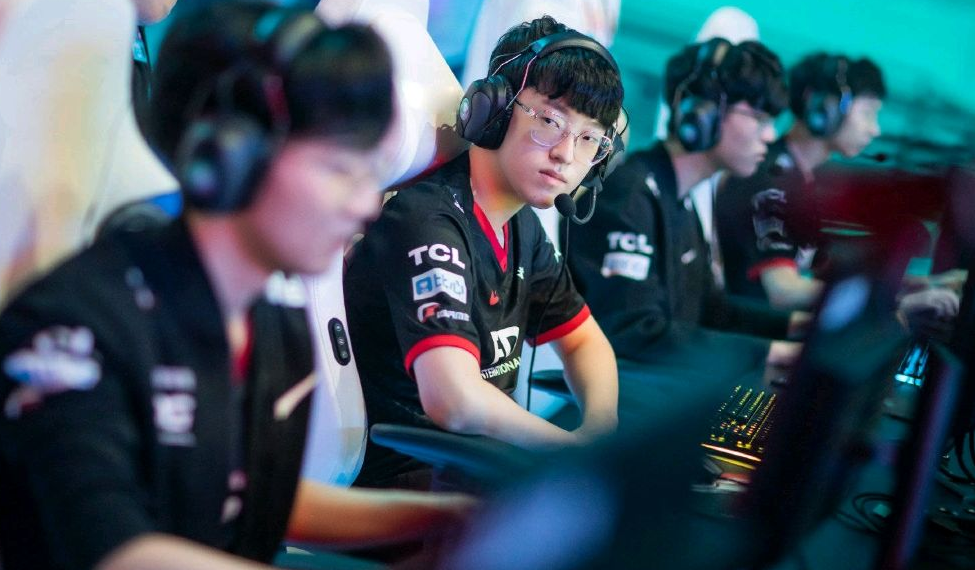 开云体育官方网站-PSG轻取FPX,Ming单局斩获MVP激烈交锋半决赛,点燃全场激情