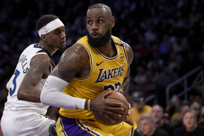 开云体育app-火箭遭湖人横扫，詹姆斯32+12再度大发神威