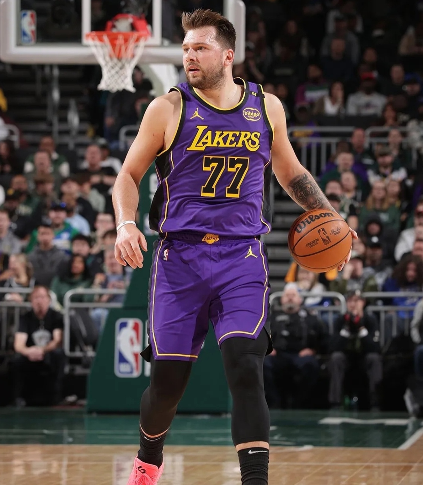 开云平台-湖人主场惨败雄鹿，詹皇场上怒吼