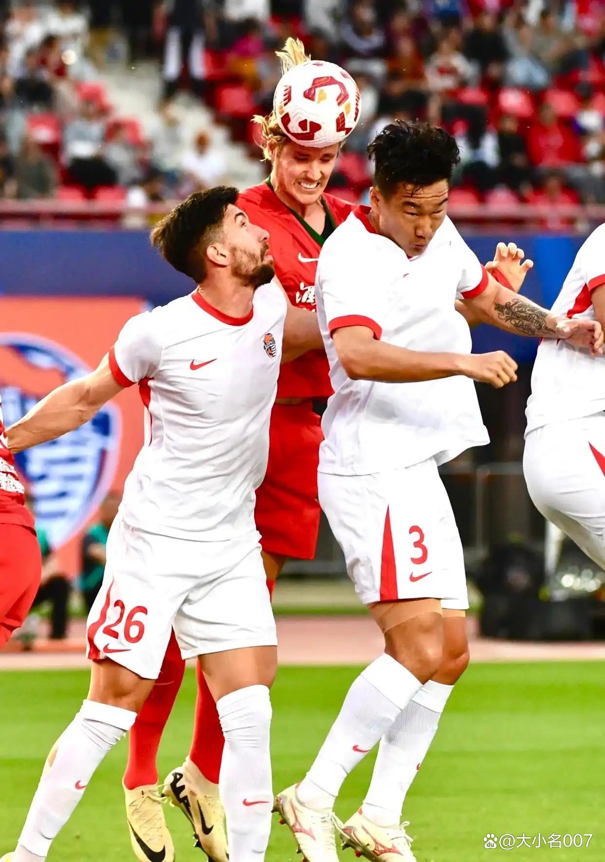 开云体育在线-中超球员展现球技超群，助力球队轻取胜利