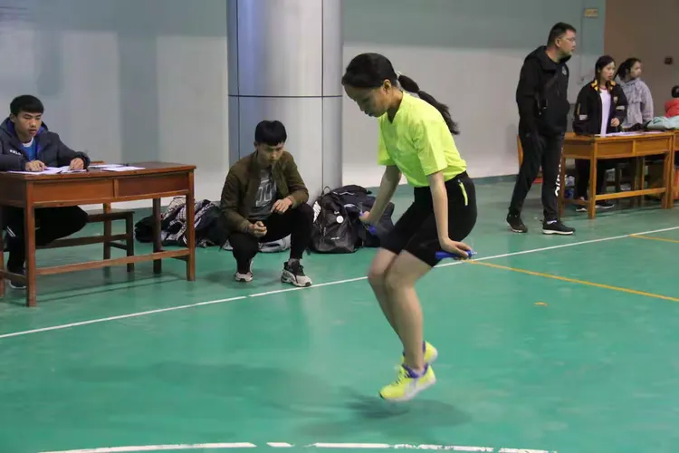 开云下载-阿尔克马队员不辱使命，为胜利努力拼搏