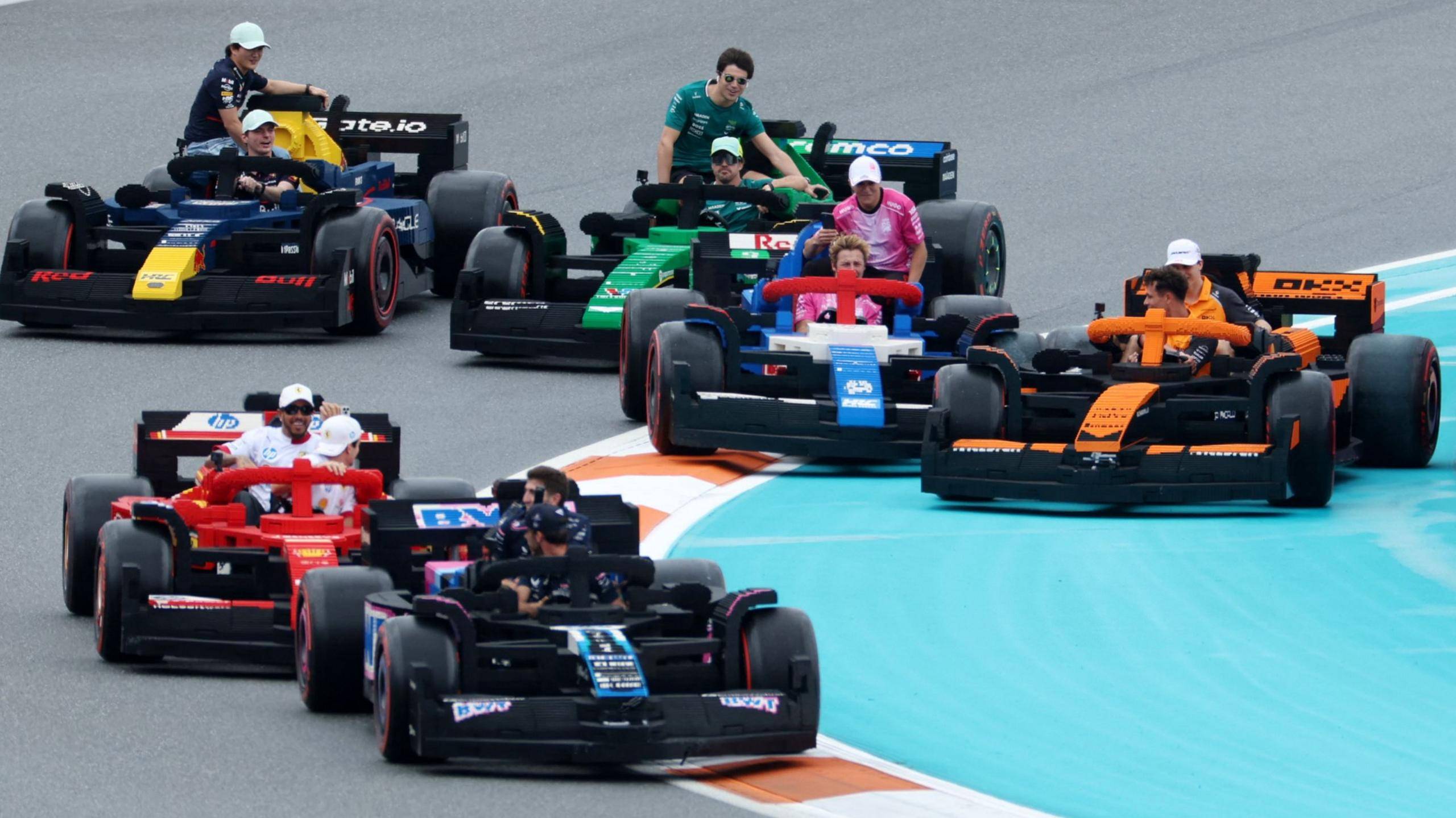 开云体育下载-法拉利轻取梅赛德斯，皮亚斯特里高光表现的简单介绍