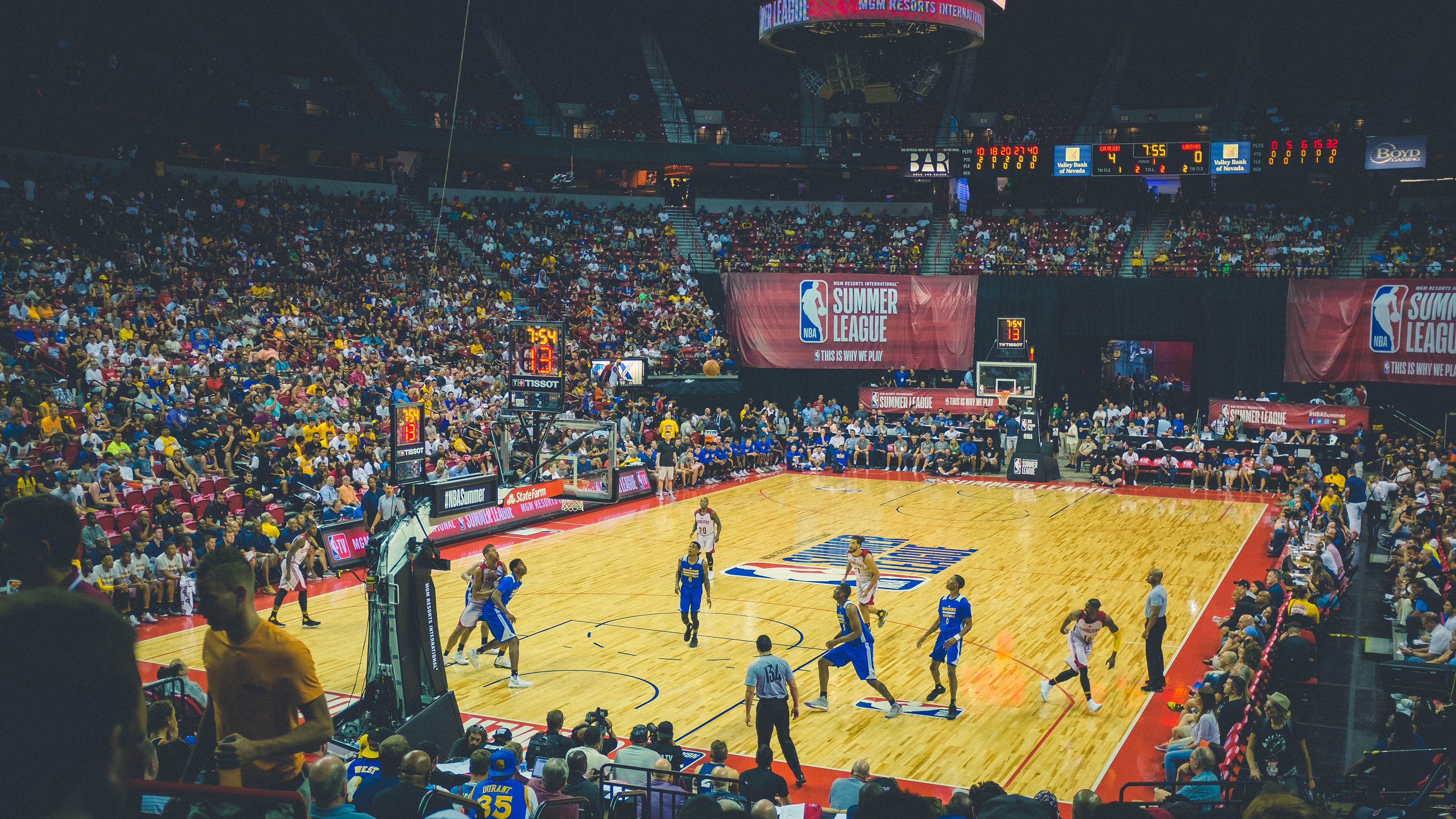 开云体育入口-引擎轰鸣与地板嘶鸣，当F1轮胎擦过上海滩，掘金的卫冕之路在东方拐点抛锚