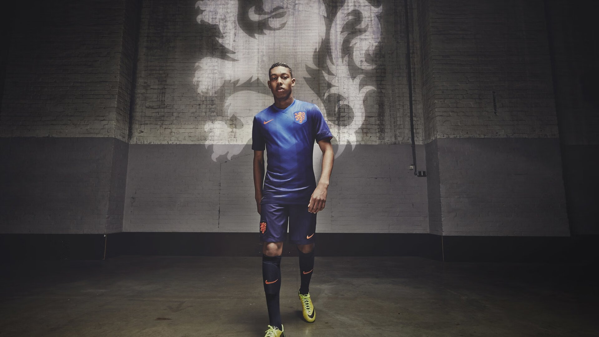 开云体育登录-圣西罗与凯旋门之外，当足球成为战火中的慰藉